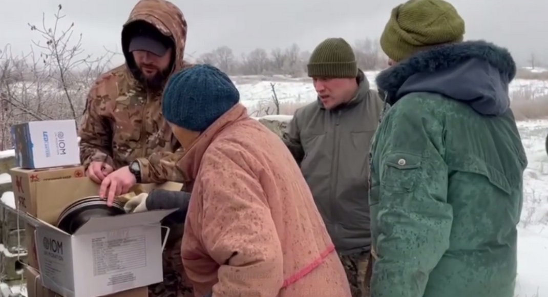 Полицейские Луганщины доставили гуманитарный груз жителям деоккупированной Новолюбовки (видео)