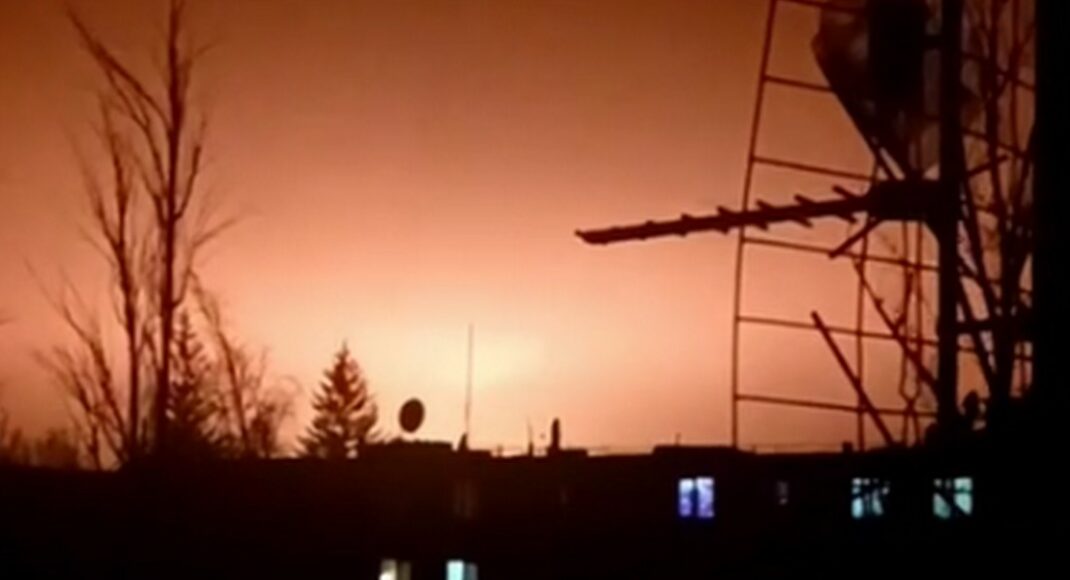 Сообщают о взрывах и пожаре в оккупированной Макеевке (видео)