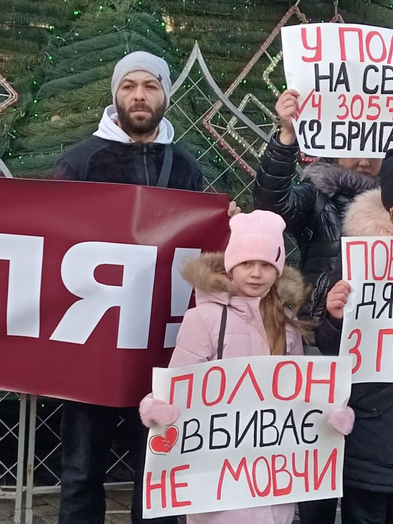 Друге Різдво в полоні: по містах України проходить акція в підтримку полонених захисників Маріуполя (відео)
