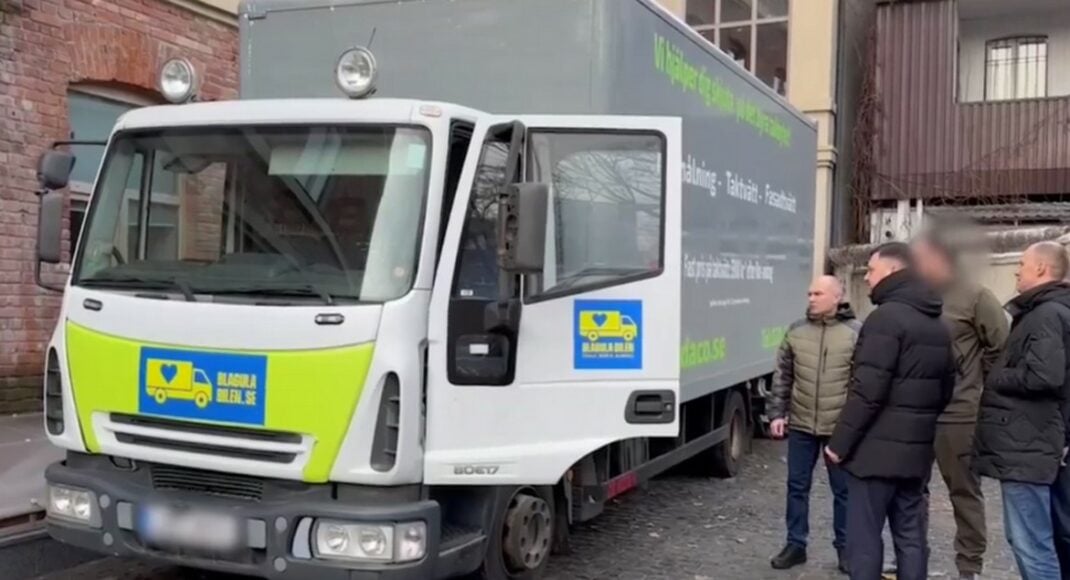 Мариупольский горсовет передал автомобиль от шведских партнеров для украинских защитников (видео)