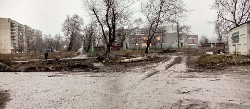 В окупованому Маріуполі дороги та тротуари перетворюються на непроходиму багнюку (фото)