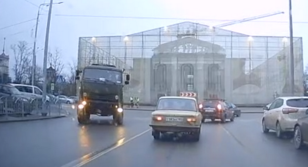 Оккупанты массово перегоняют технику и перевозят БК в Мариуполе, — Андрющенко