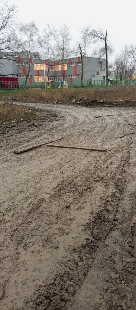 В окупованому Маріуполі дороги та тротуари перетворюються на непрохідну багнюку (фото)