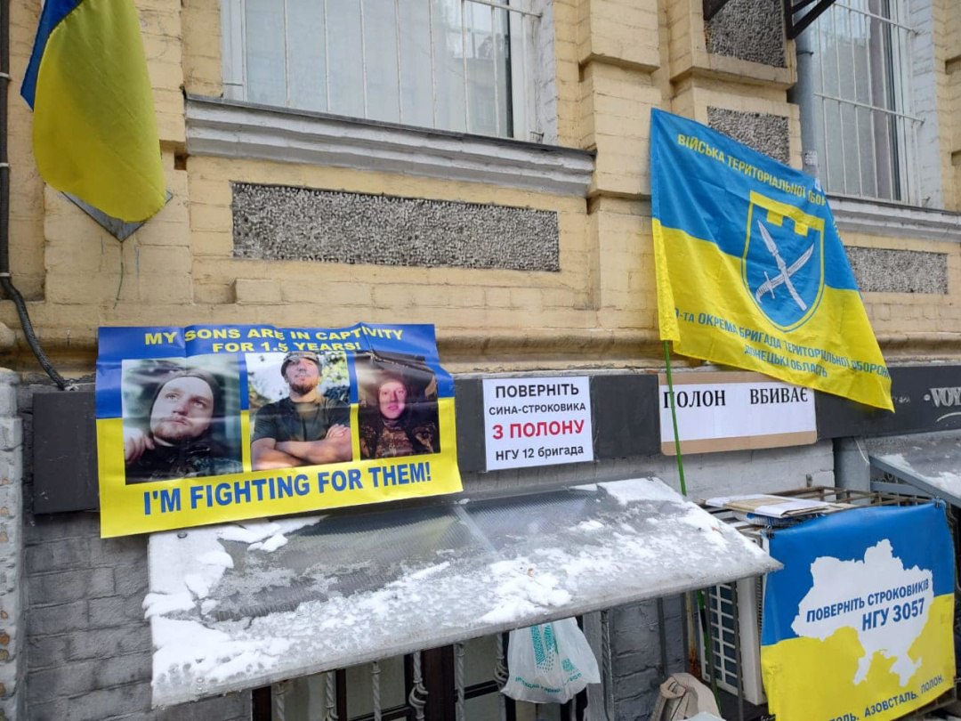 "Хтось у полоні на свята": рідні військовополонених захисників Маріуполя у Києві вийшли на мітинг (фото)