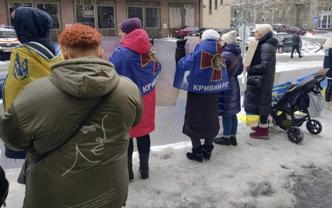 "Хтось у полоні на свята": рідні військовополонених захисників Маріуполя у Києві вийшли на мітинг (фото)