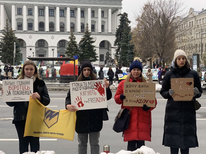 У Києві родичі полонених захисників "Азовсталі"провели акцію "Free Azov"