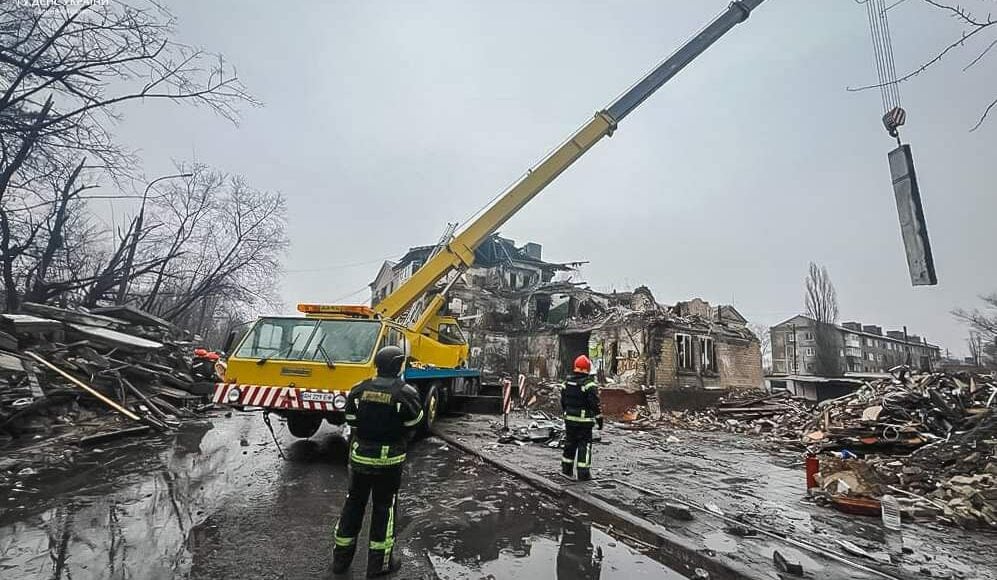 Обстріл Новогродівки: розібрано вже 410 тонн завалів, пошук людей продовжується