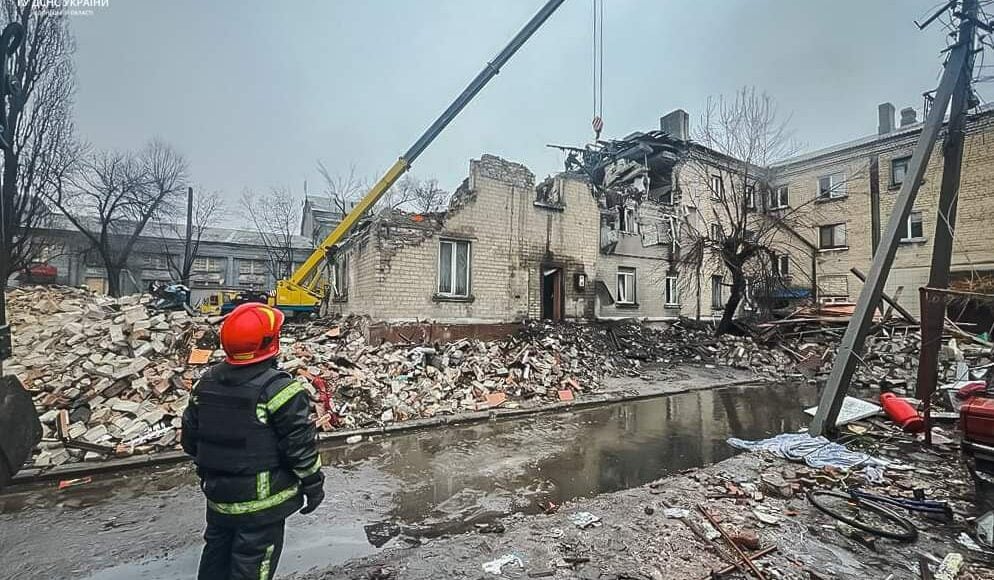 В Новогродовке приостановили разбор завалов дома, где может находиться семья с ребенком