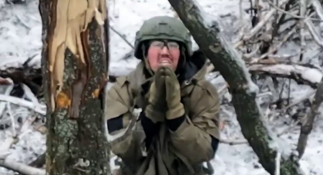 Російський солдат біля Авдіївки здався в полон українському дрону і здійснив втечу (відео)