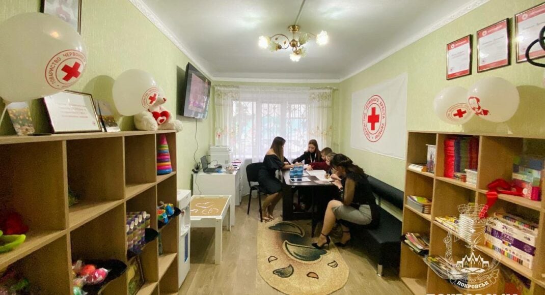 "Красный Крест" открыл комнату психосоциальной поддержки для внутренне перемещенных детей и женщин в Покровске (фото)