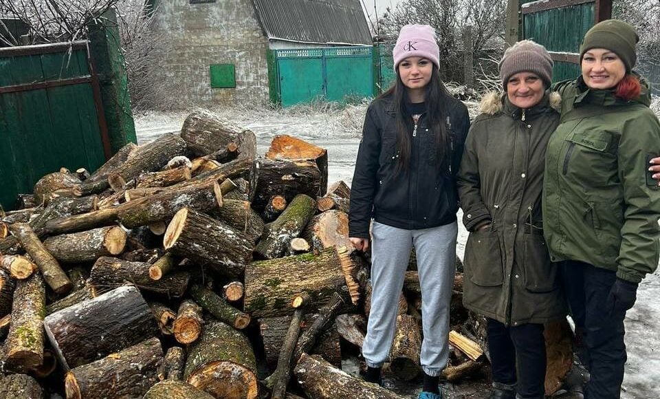 Покровська громада отримала дрова і теплий одяг для населення за допомогою міжнародної організації (фото)