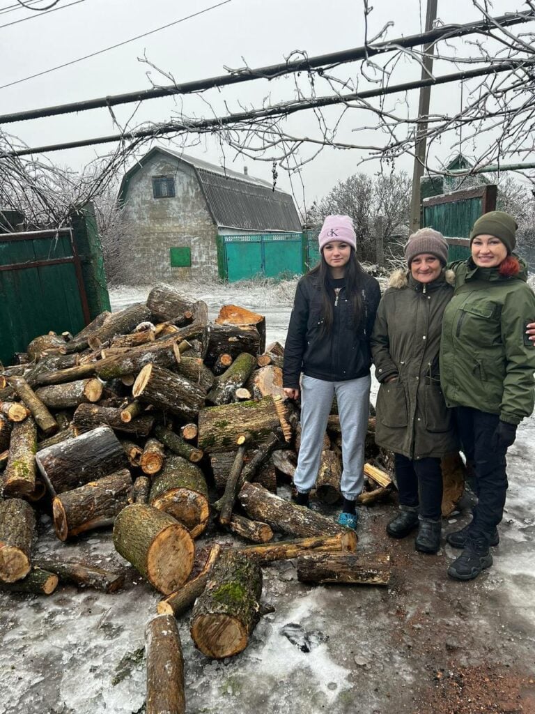 Покровська громада отримала дрова і теплий одяг для населення за допомогою міжнародної організації