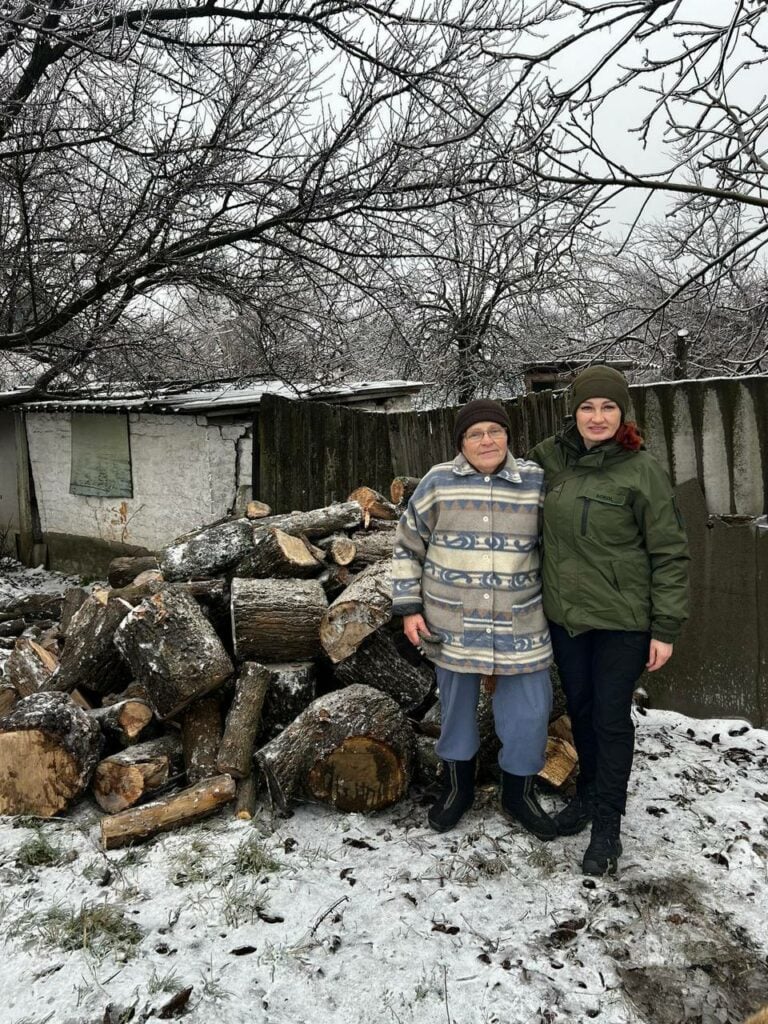 Покровська громада отримала дрова і теплий одяг для населення за допомогою міжнародної організації