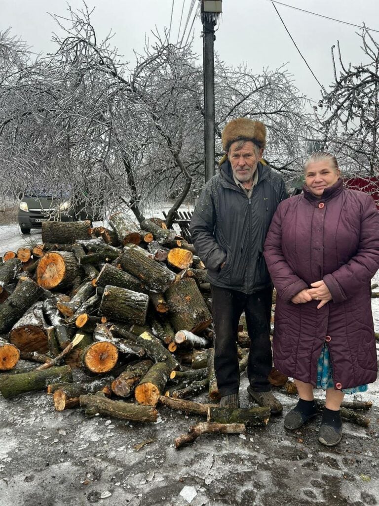 Покровська громада отримала дрова і теплий одяг для населення за допомогою міжнародної організації