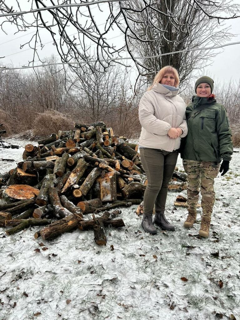 Покровська громада отримала дрова і теплий одяг для населення за допомогою міжнародної організації