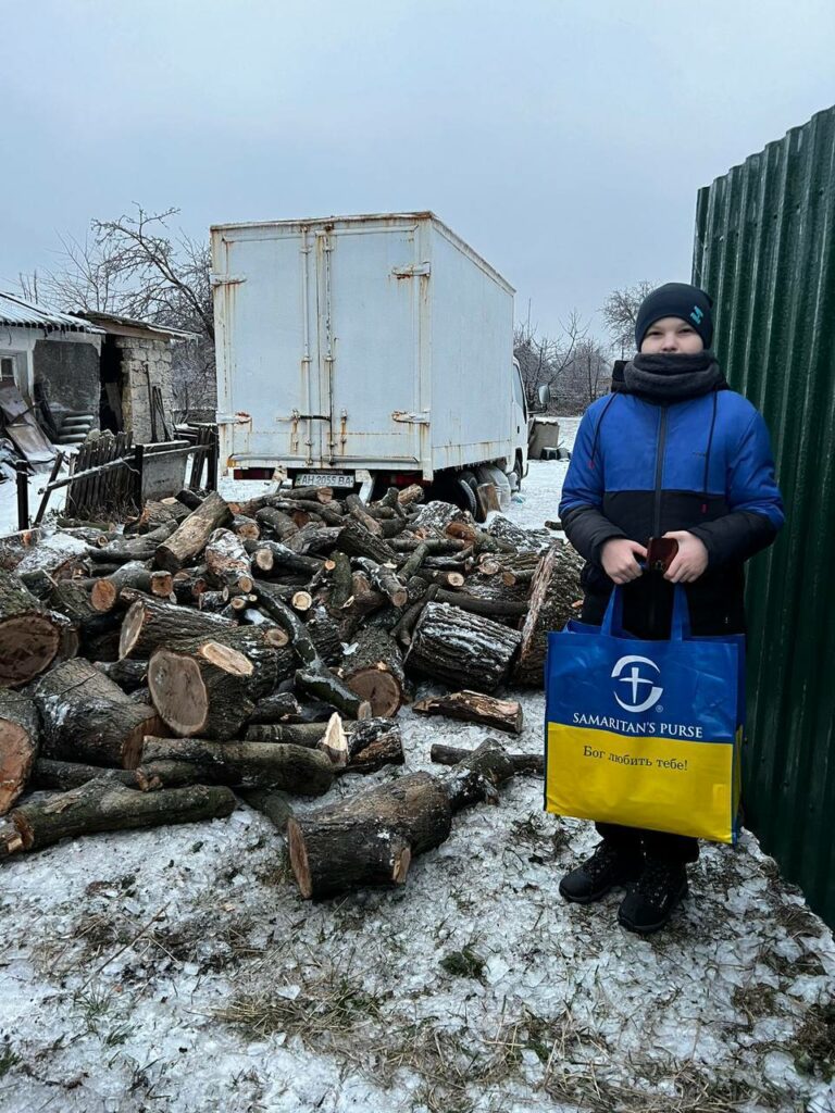 Покровська громада отримала дрова і теплий одяг для населення за допомогою міжнародної організації