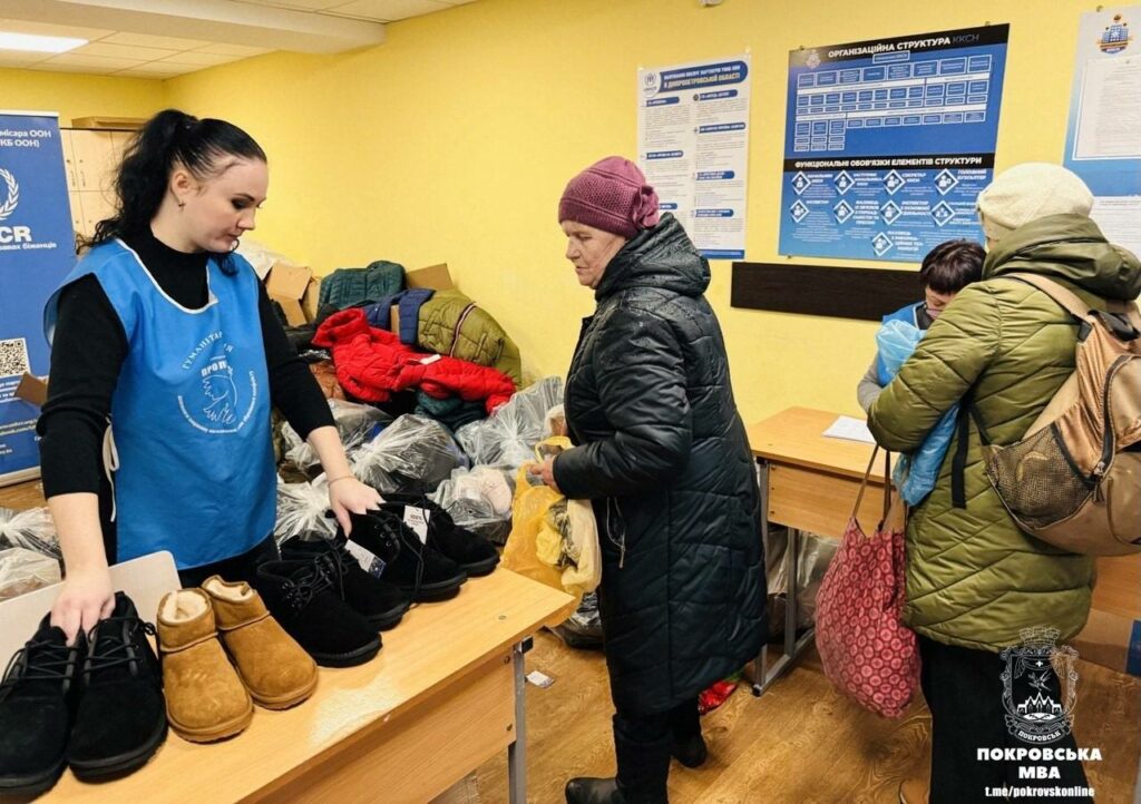 У Покровську люди, що постраждали від обстрілу, отримали теплий одяг за підтримки УВКБ ООН