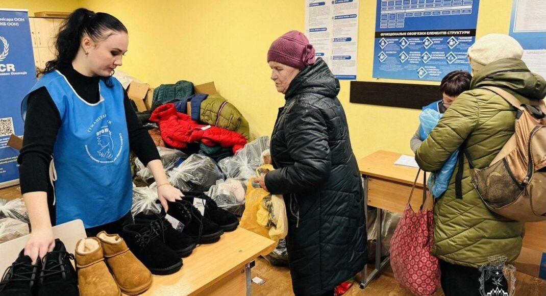 В Покровске люди, пострадавшие от обстрелов, получили теплую одежду при поддержке УВКБ ООН (фото)
