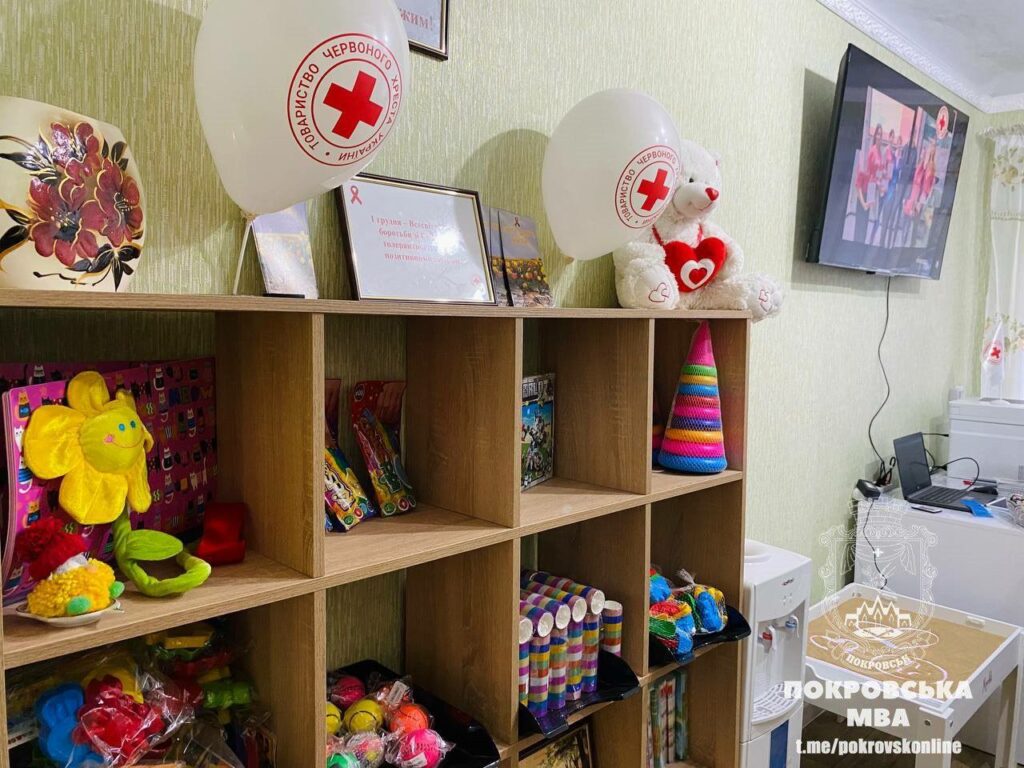 "Червоний Хрест" відкрив кімнату психосоціальної підтримки для внутрішньо переміщених дітей і жінок у Покровську (фото)