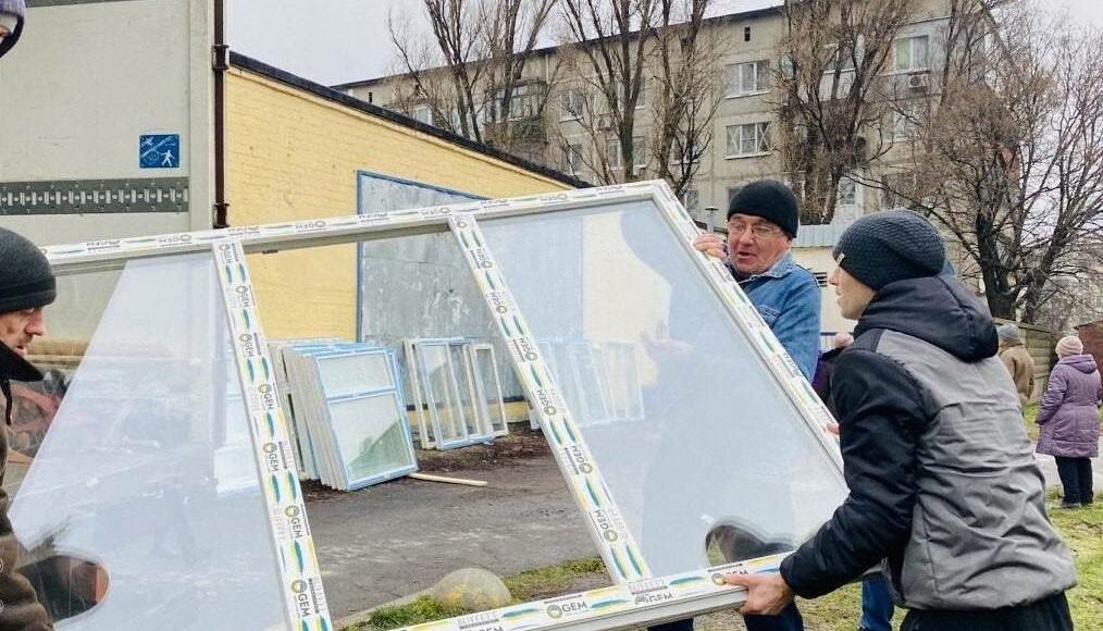 Американский благотворительный фонд прислал груз для восстановления поврежденных окон в Покровске (фото)