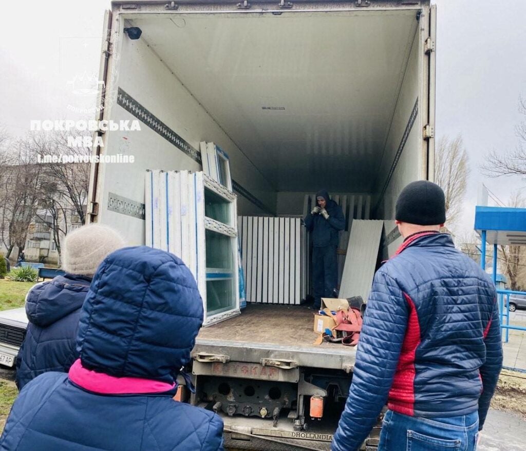 Американський благодійний фонд надіслав вантаж для відновлення пошкоджених вікон у Покровську (фото)