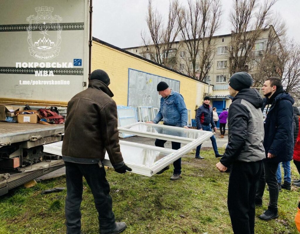 Американський благодійний фонд надіслав вантаж для відновлення пошкоджених вікон у Покровську (фото)