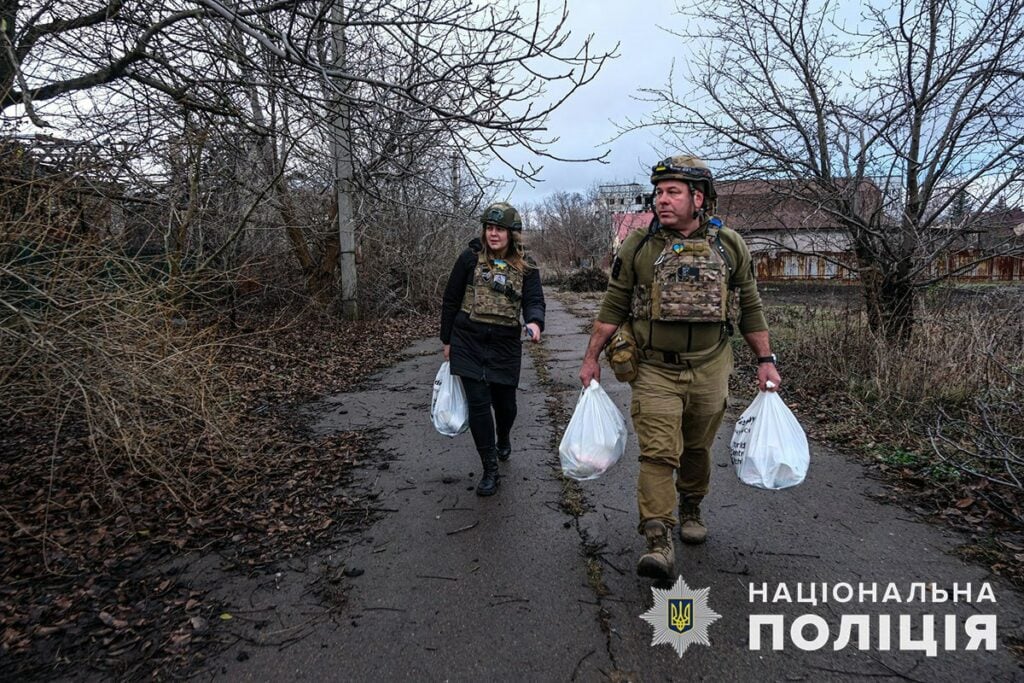 З Красногорівки поліція евакуювала мешканку, будинок якої вигорів вщент внаслідок влучання снарядів