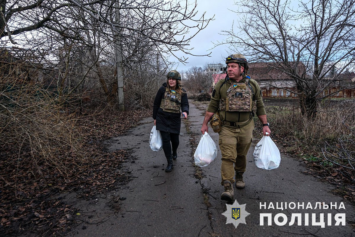 Из Красногоровки полиция эвакуировала жительницу, дом которой выгорел дотла  в результате попадания российских снарядов. Читайте на UKR.NET