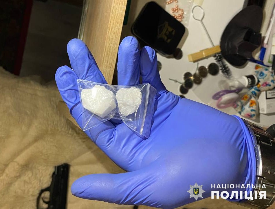 Поліція на Донеччині викрила групу збувачів наркотиків з щомісячним прибутком понад 300 тисяч гривень (фото)