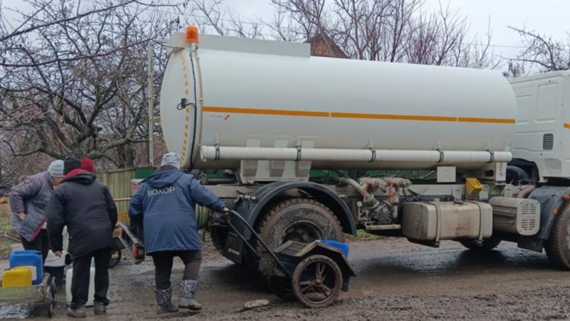 Рятувальники підвозять питну воду у Костянтинівку та інші населені пункти Донеччини