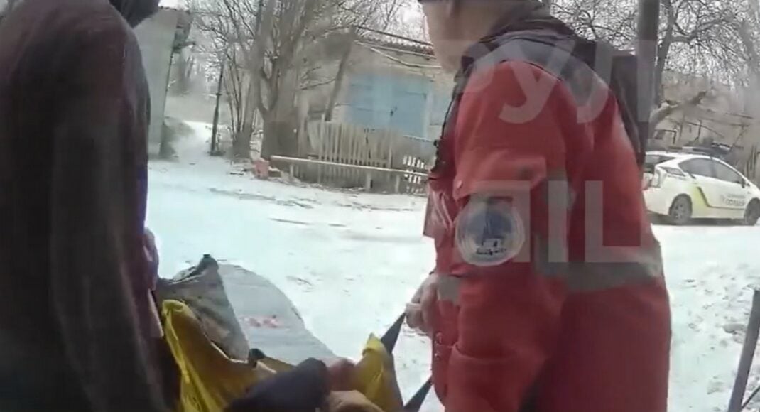 В Славянске полиция с медиками помогли женщине с признаками инсульта (видео)