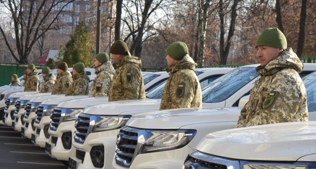 Торецкая громада закупила 8 пикапов и 3 микроавтобуса украинским защитникам