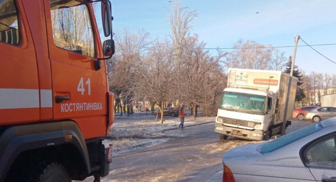 В Константиновке спасатели вытащили автомобиль из открытого люка