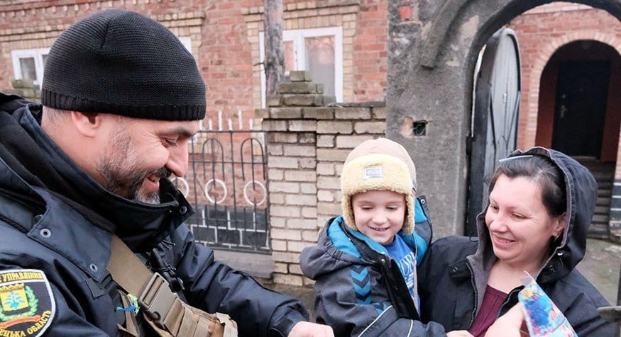 В прифронтовых населенных пунктах Донетчины полицейские поздравили детей с Днем Святого Николая
