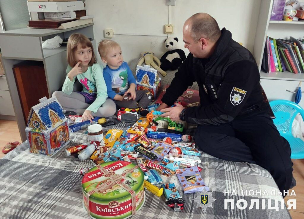 У прифронтових населених пунктах Донеччини поліцейські привітали дітей з Днем Святого Миколая