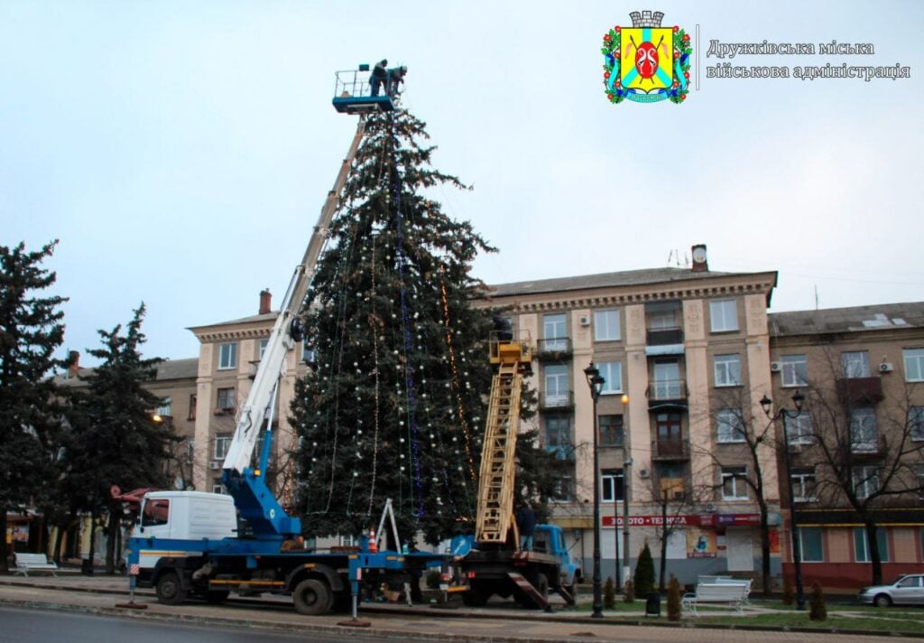 У Дружківці прикрашають новорічну ялинку