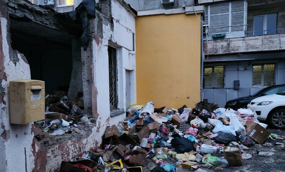 В оккупированном Мариуполе местные жалуются, что псевдовласть не убирает улицы города: фото