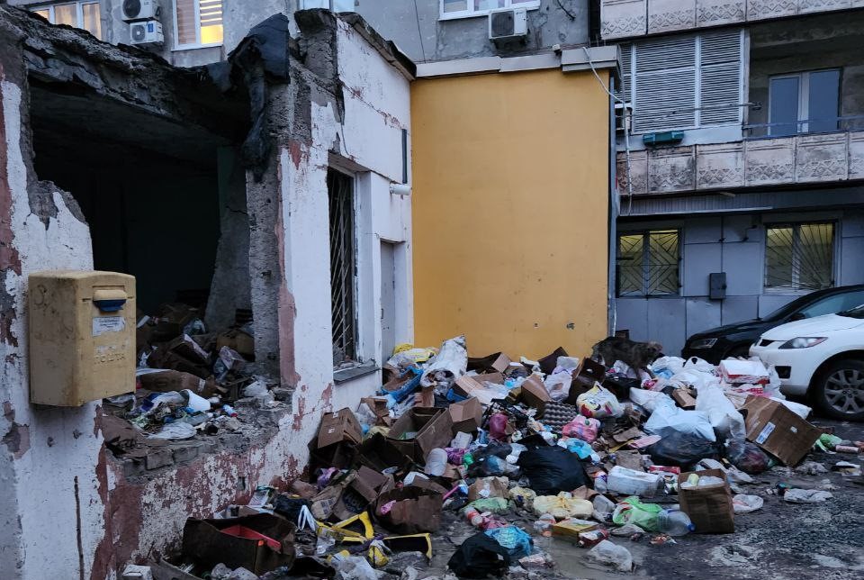 В окупованому Маріуполі місцеві скаржаться, що псевдовлада не прибирає у місті