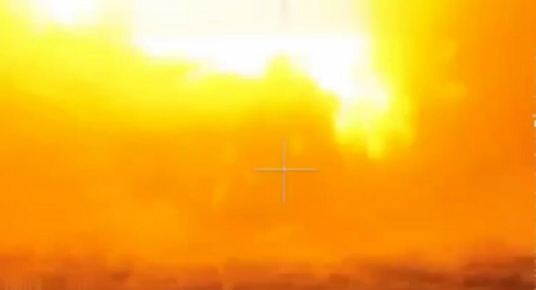 Українські бійці показали детонацію броньованої машини з вибухівкою в районі Марʼїнки (відео)