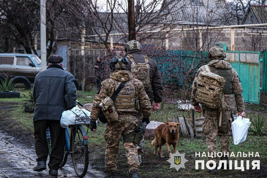 З Красногорівки поліція евакуювала мешканку, будинок якої вигорів вщент внаслідок влучання снарядів