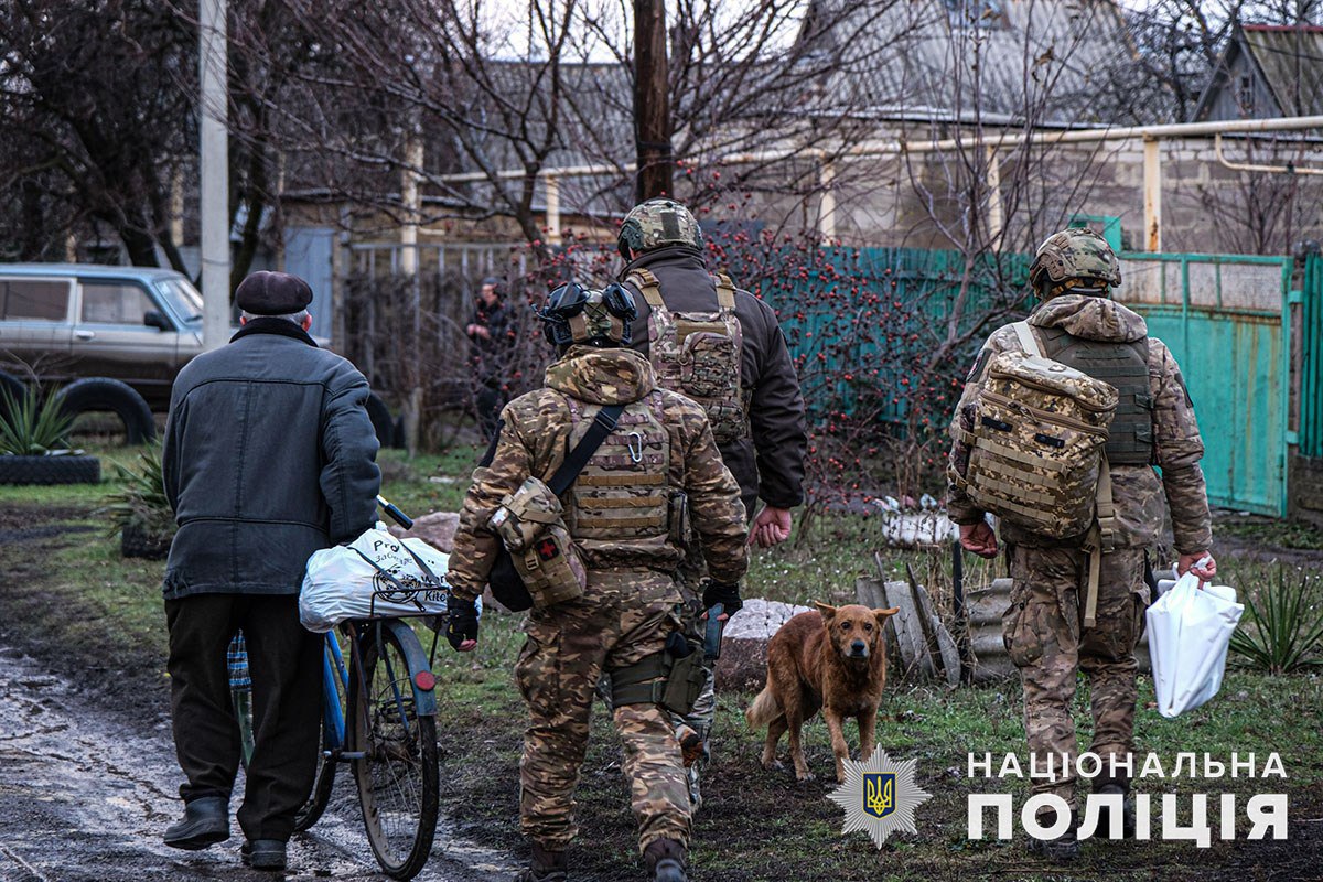 Из Красногоровки полиция эвакуировала жительницу, дом которой выгорел дотла  в результате попадания российских снарядов. Читайте на UKR.NET