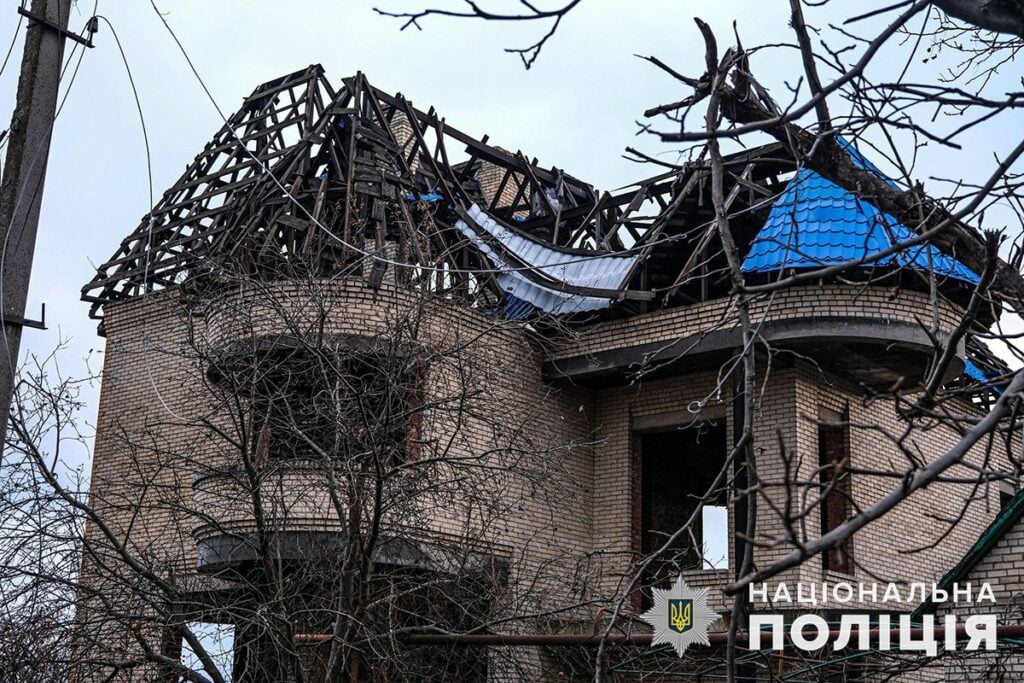 З Красногорівки поліція евакуювала мешканку, будинок якої вигорів вщент внаслідок влучання снарядів