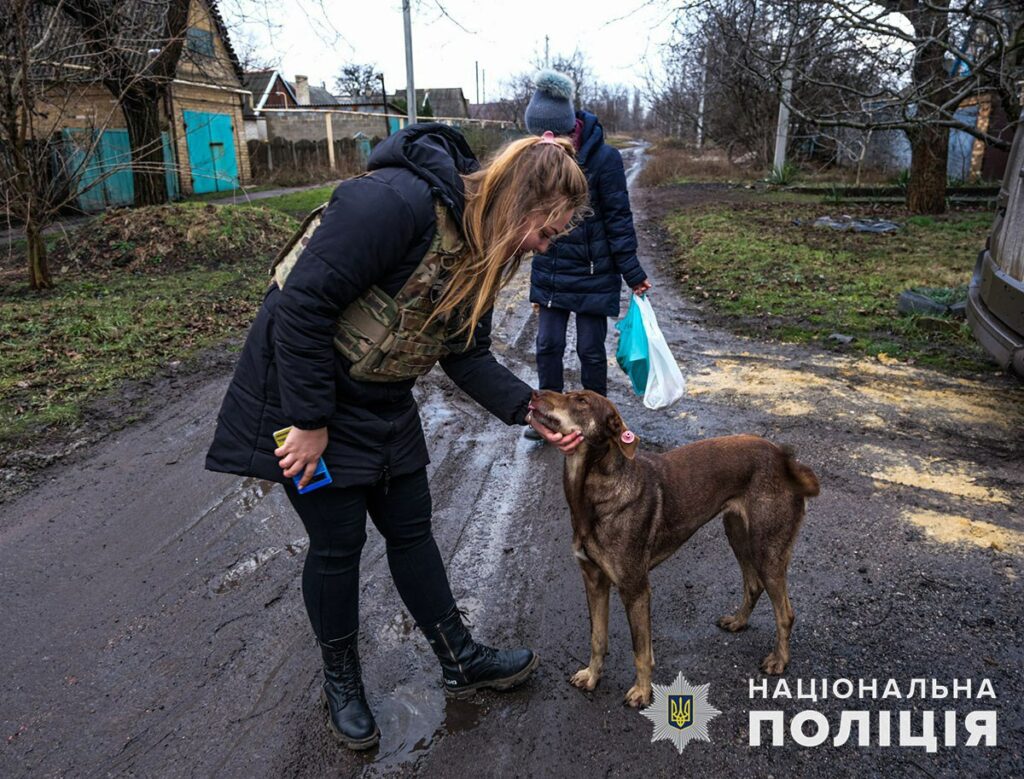 Из Красногоровки полиция эвакуировала жительницу, дом которой выгорел дотла  в результате попадания российских снарядов – Східний Варіант