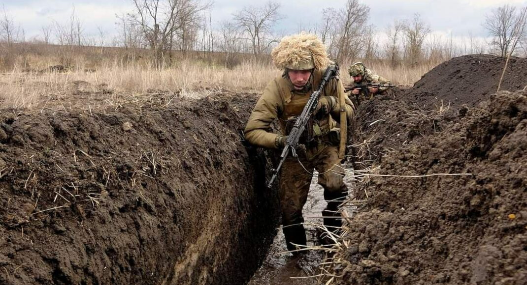 Украина укрепляет оборонительные позиции вдоль линии фронта, — британская разведка