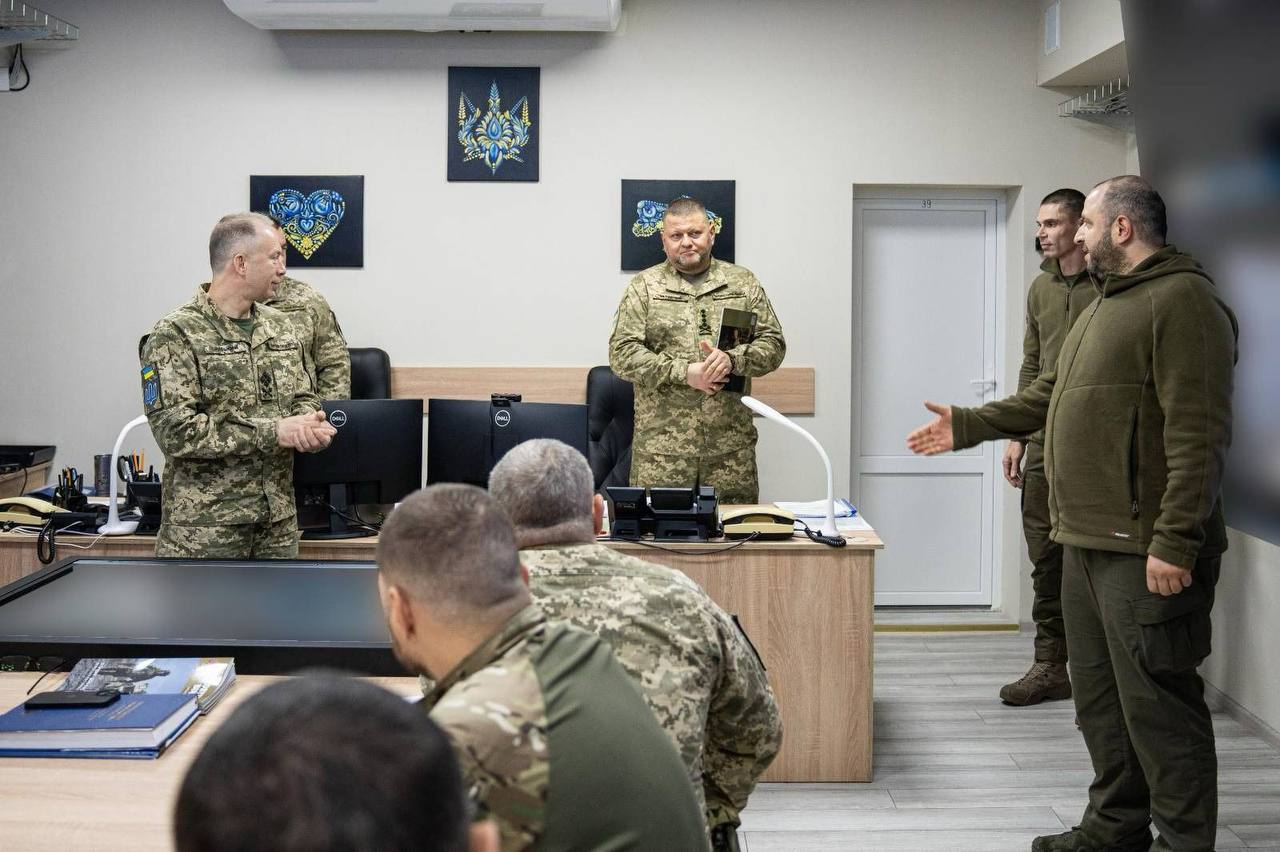 Міністр оборони Умєров та Залужний відвідали позиції воїнів на східному напрямку (фото)