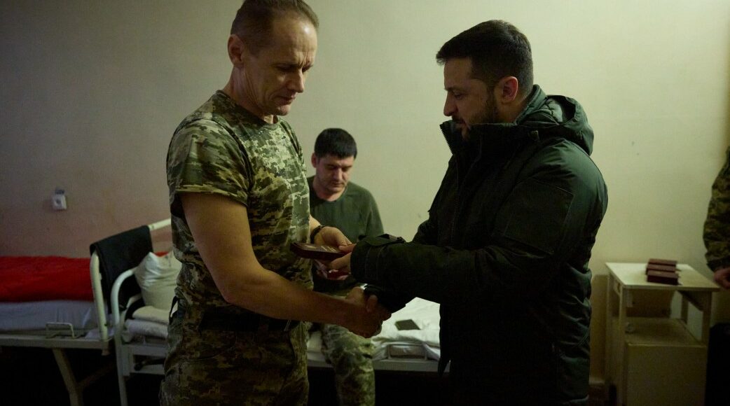 Зеленський відвідав передову хірургічну групу для поранених бійців з Донеччини (фото, відео)