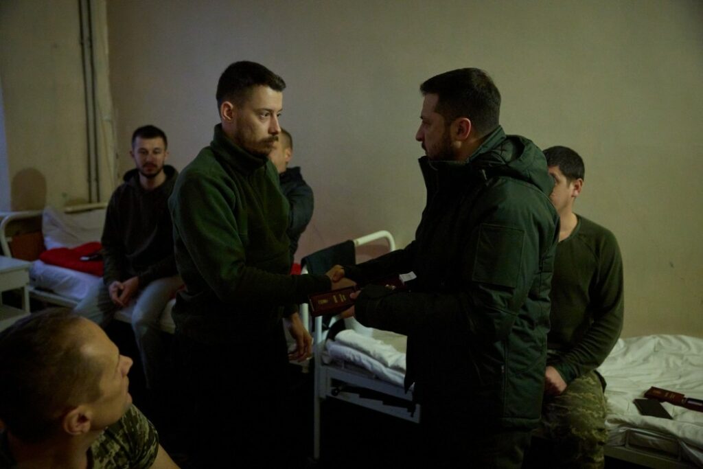 Зеленський відвідав передову хірургічну групу для поранених бійців з Донеччини (фото)