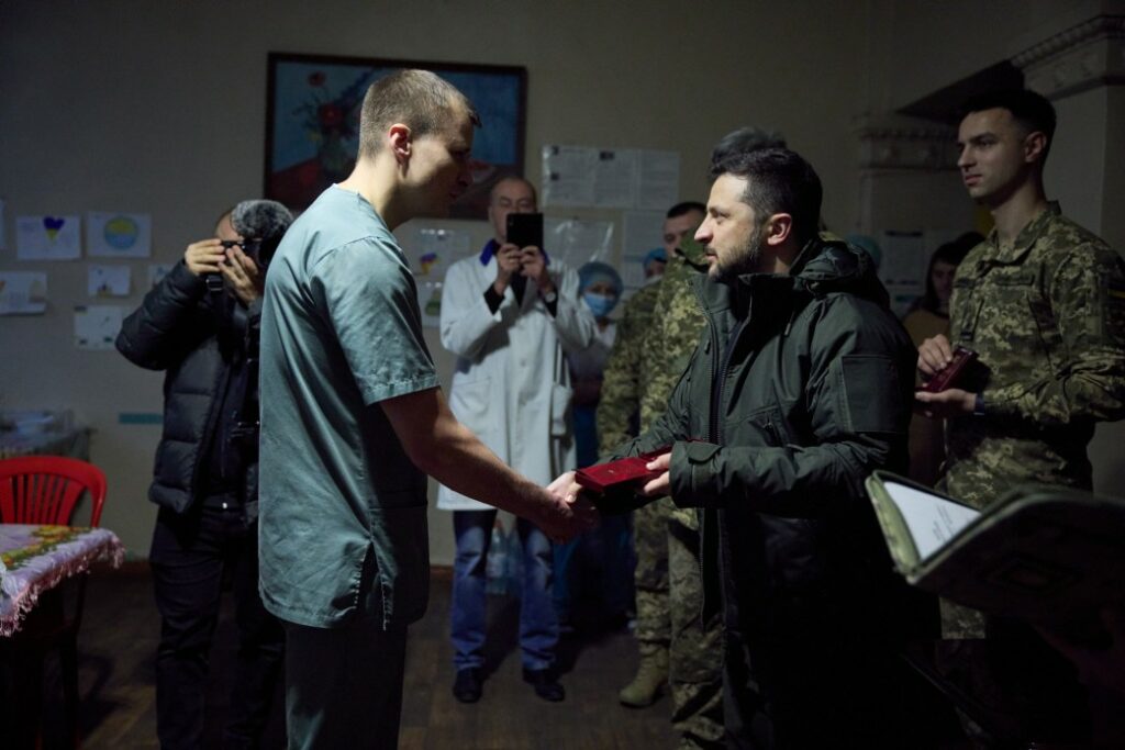 Зеленський відвідав передову хірургічну групу для поранених бійців з Донеччини (фото)
