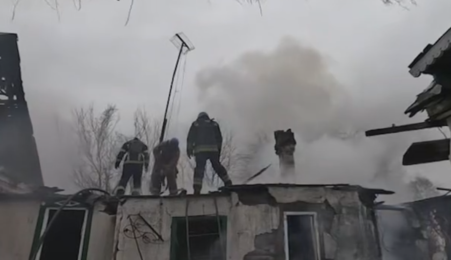 У Торецьку внаслідок російського обстрілу виникла пожежа в будинку