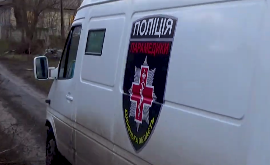 Полицейские под обстрелом доставили лекарства и хлеб в Торское Лиманской громады: видео